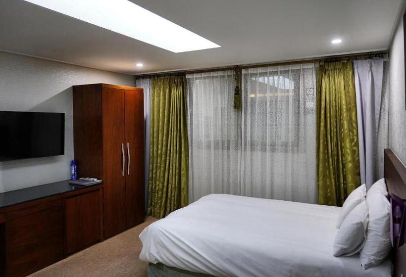 Habitació Estàndard, The Stay Century