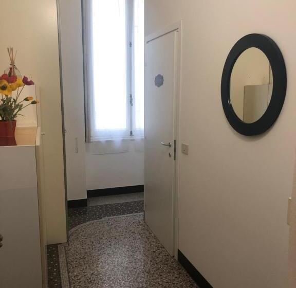 اتاق استاندارد با سرویس بهداشتی مشترک, Check Inn Rooms Genova Centro