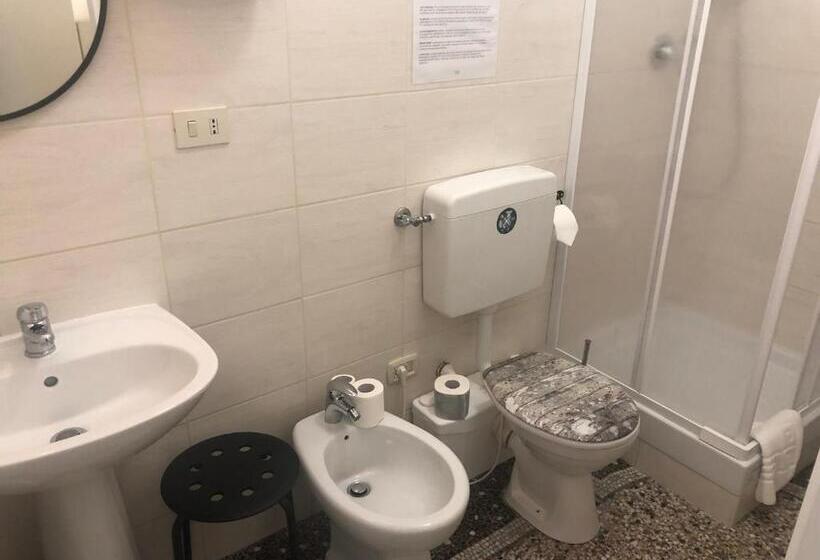 اتاق استاندارد با سرویس بهداشتی مشترک, Check Inn Rooms Genova Centro