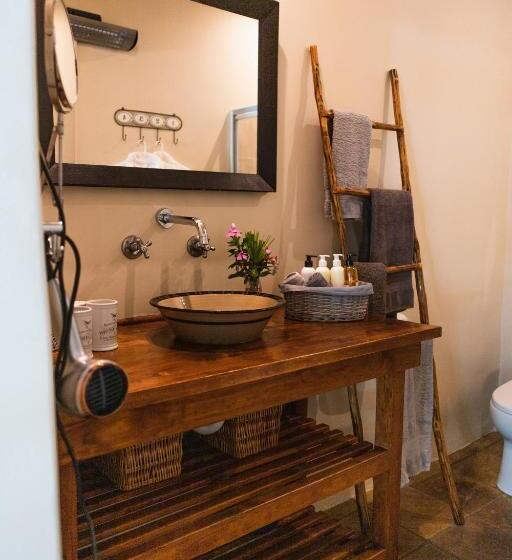 Appartement met 1 Slaapkamer en Uitzicht op het Zwembad, Khashamongo B & B