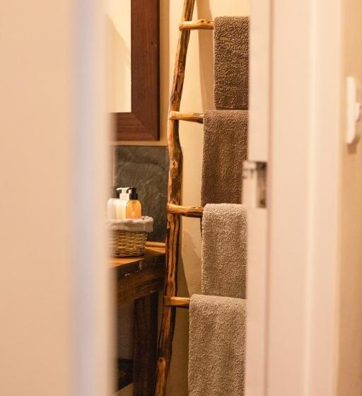 Appartement met 1 Slaapkamer en Uitzicht op het Zwembad, Khashamongo B & B