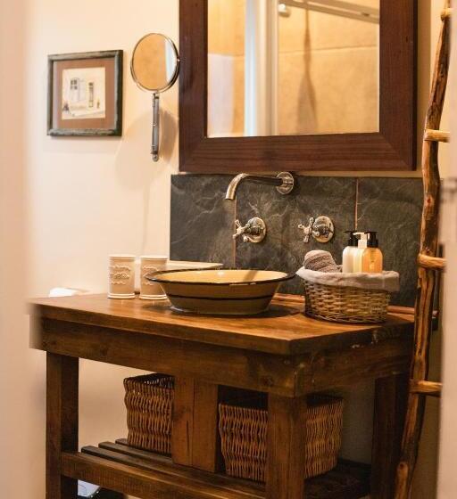 آپارتمان 1 خوابه با چشم‌انداز استخر, Khashamongo B & B