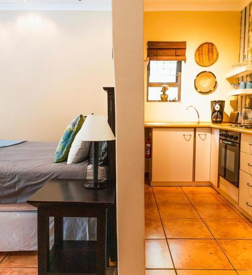 Appartement met 1 Slaapkamer en Uitzicht op het Zwembad, Khashamongo B & B