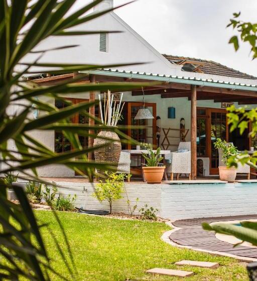 آپارتمان 1 خوابه با چشم‌انداز استخر, Khashamongo B & B