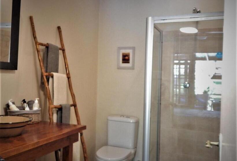 Standaardkamer met Uitzicht op het Zwembad, Khashamongo B & B