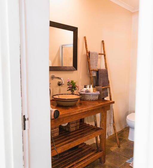 Standaardkamer met Uitzicht op het Zwembad, Khashamongo B & B