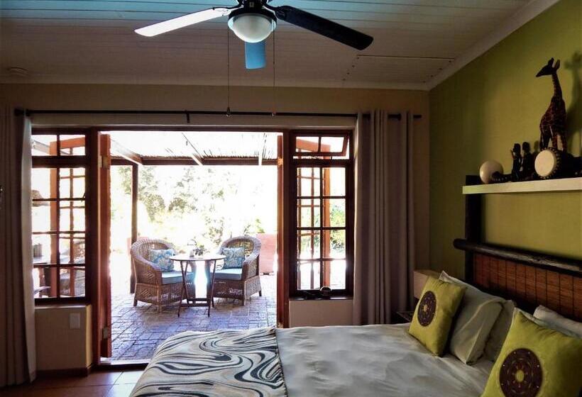 Standaardkamer met Uitzicht op het Zwembad, Khashamongo B & B