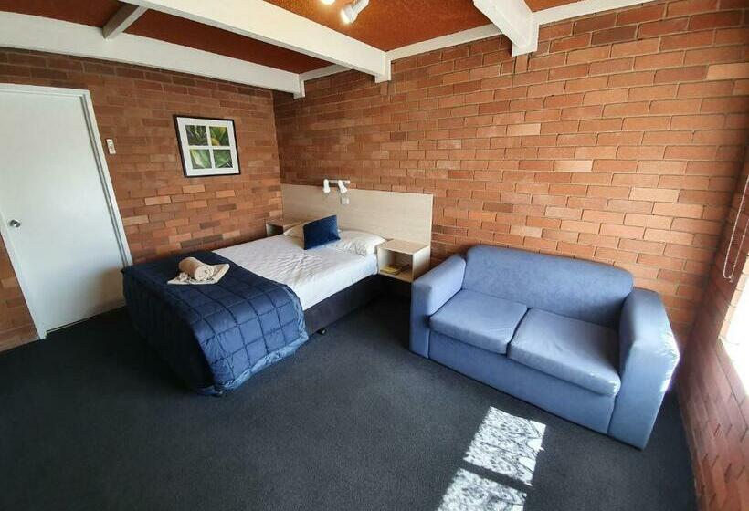 غرفة ديلوكس, Red Chief Motel