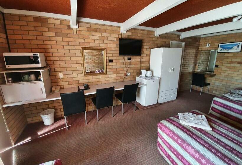 غرفة عائلية, Red Chief Motel