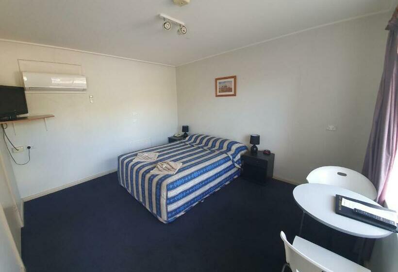 غرفة قياسية, Red Chief Motel