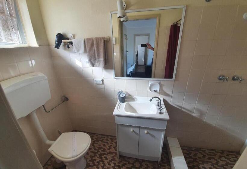 شقة غرفتين, Red Chief Motel