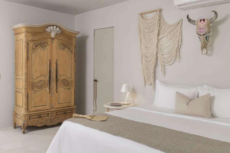 غرفة عائلية, Red Chief Motel