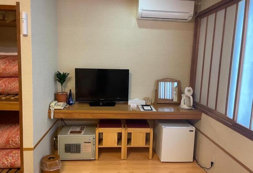 Четырехместный номер эконом класса с общей ванной комнатой, Dormy Club Karuizawa