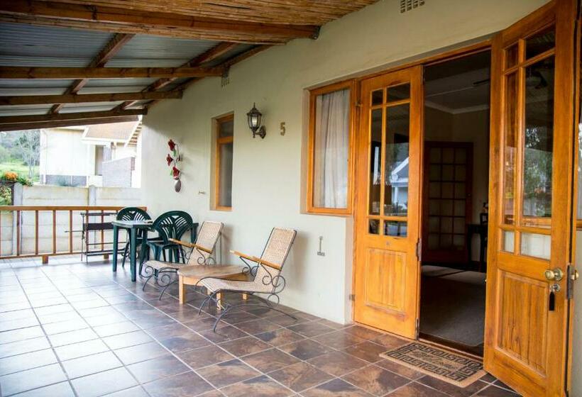 חדר אקונומי, Sandy's Place