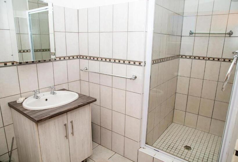 חדר אקונומי, Sandy's Place