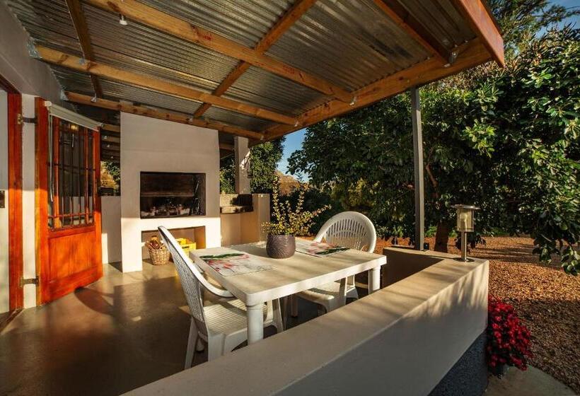 חדר אקונומי, Sandy's Place