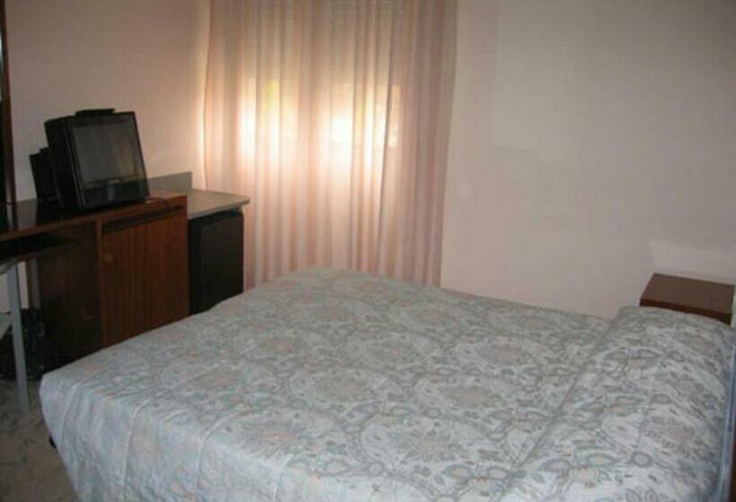 חדר סטנדרט לשלושה, Excelsior