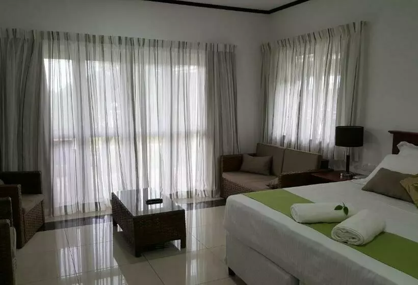 استودیوی استاندارد, Bambous River Lodge