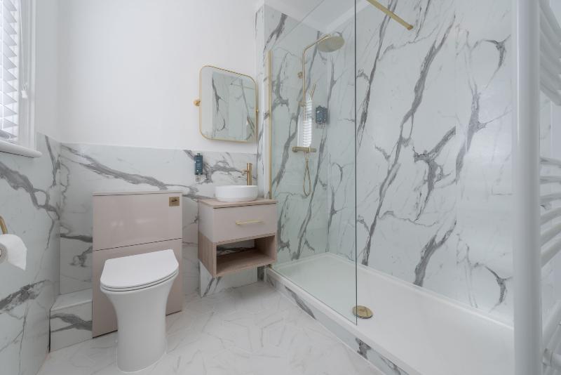 استودیوی استاندارد, Bambous River Lodge