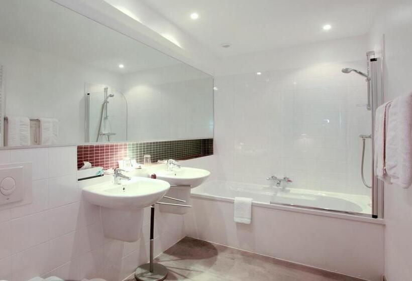 غرفة قياسية, Château De La Prade