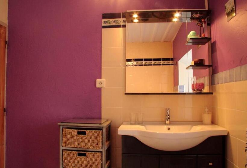 Standard room with outdoor bath, La Pierre Trouée Chambre D Hôtes