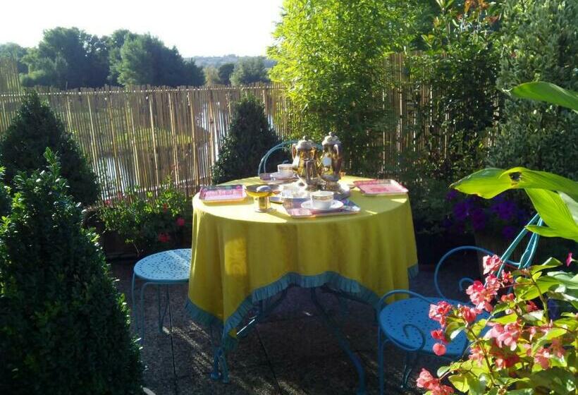 غرفة عائلية, Riverside Home Cottage