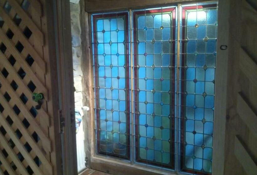 غرفة عائلية, Riverside Home Cottage