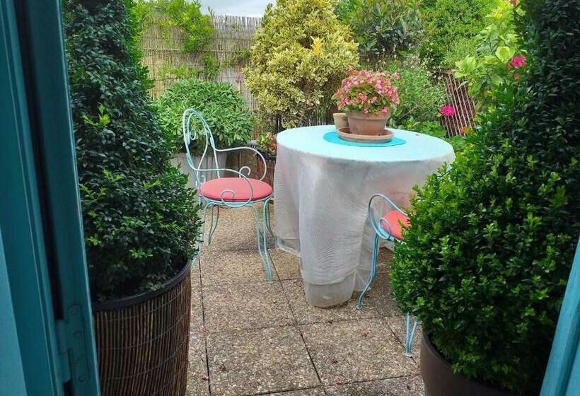 غرفة عائلية, Riverside Home Cottage