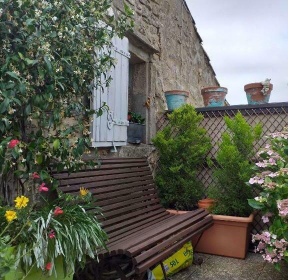 غرفة عائلية, Riverside Home Cottage