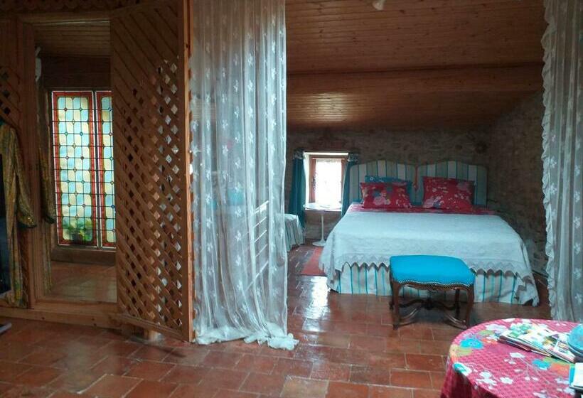 غرفة عائلية, Riverside Home Cottage