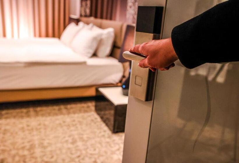 חדר סטנדרט, Senator