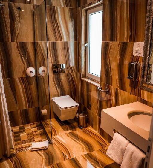 חדר דלוקס, Senator