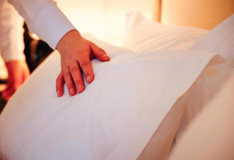 חדר דלוקס, Senator