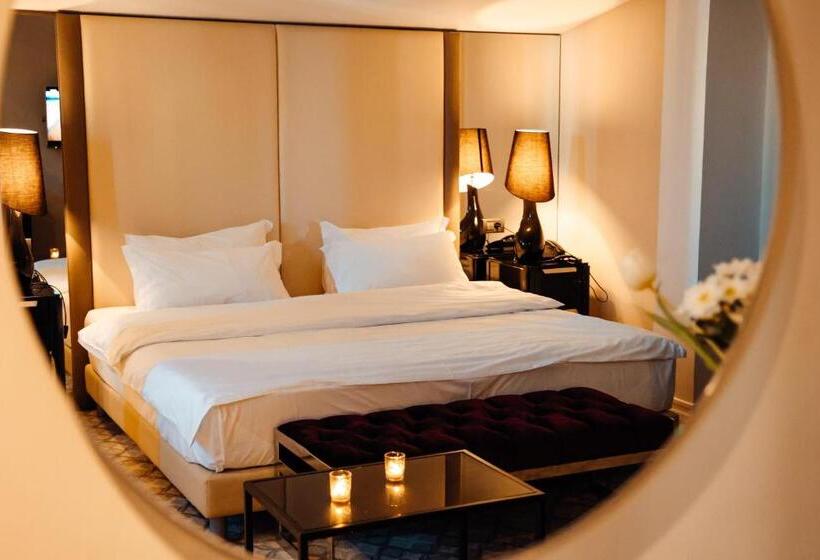 חדר דלוקס, Senator