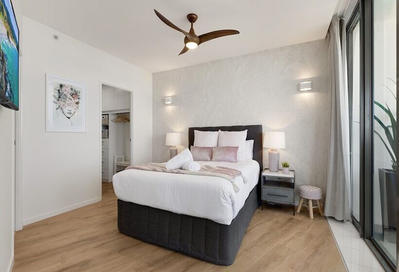 1 Bedroom Penthouse Apartment, Beach On Sixth