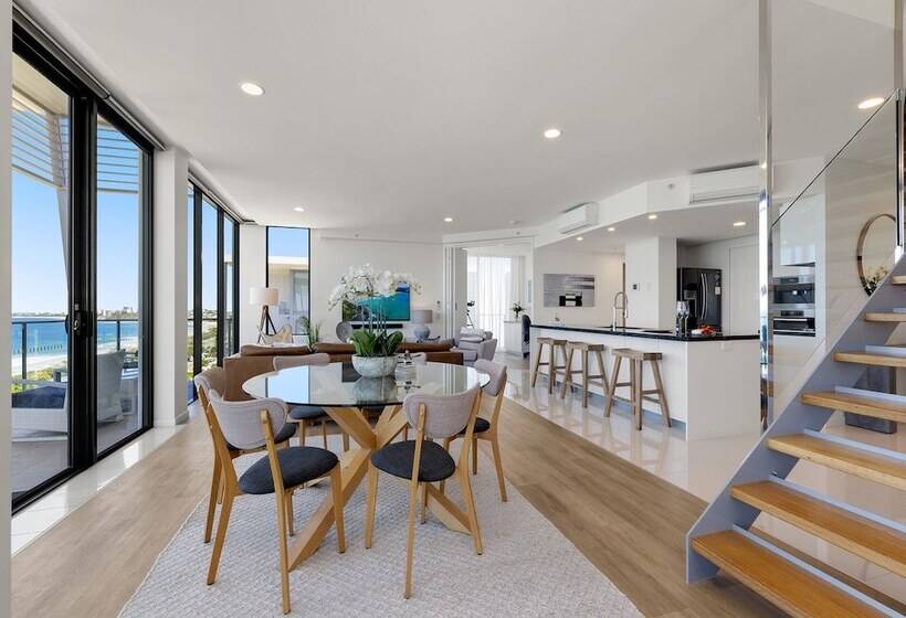 1 Bedroom Penthouse Apartment, Beach On Sixth