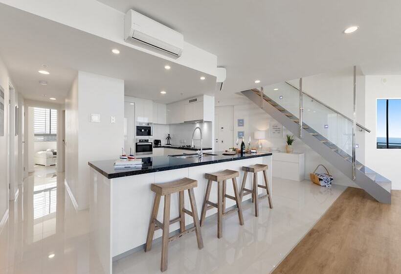 1 Bedroom Penthouse Apartment, Beach On Sixth