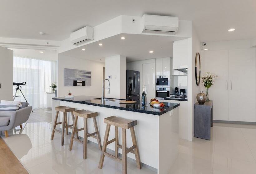 1 Bedroom Penthouse Apartment, Beach On Sixth