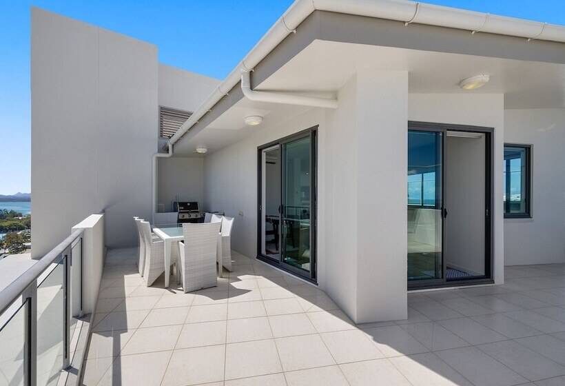 1 Bedroom Penthouse Apartment, Beach On Sixth