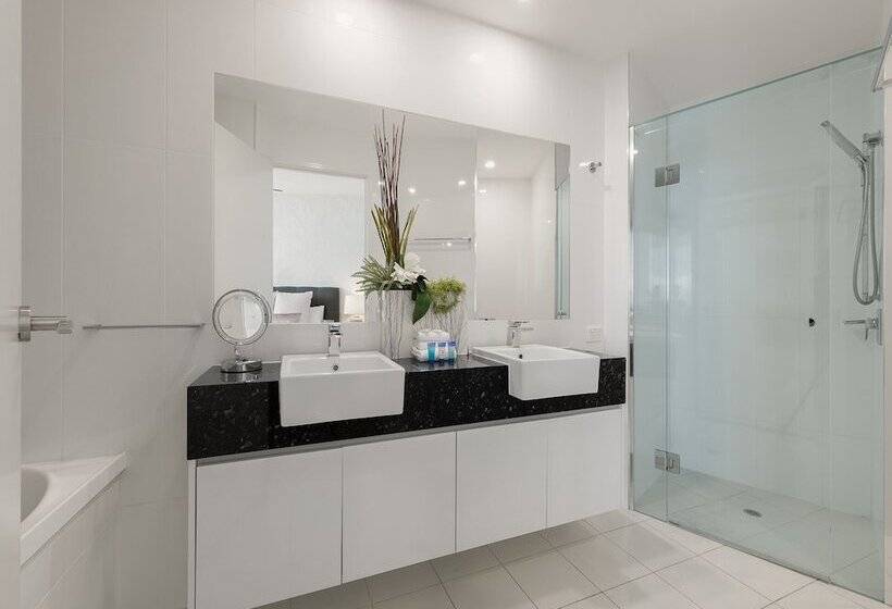 1 Bedroom Penthouse Apartment, Beach On Sixth