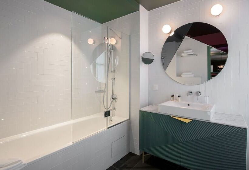 スーペリアールーム, Bob