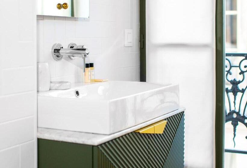 スーペリアールーム, Bob