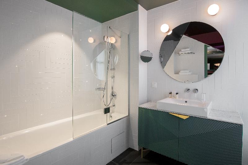 スーペリアールーム, Bob