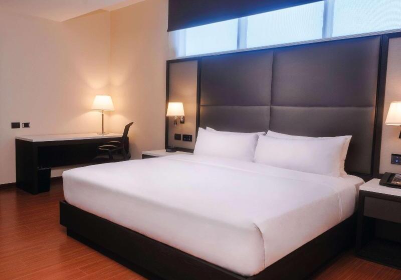 Suite Kingsize Bett, Hilton Garden Inn Lima Surco, Peru