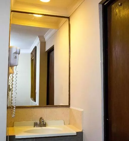 اتاق استاندارد یک نفره, Royal Inn