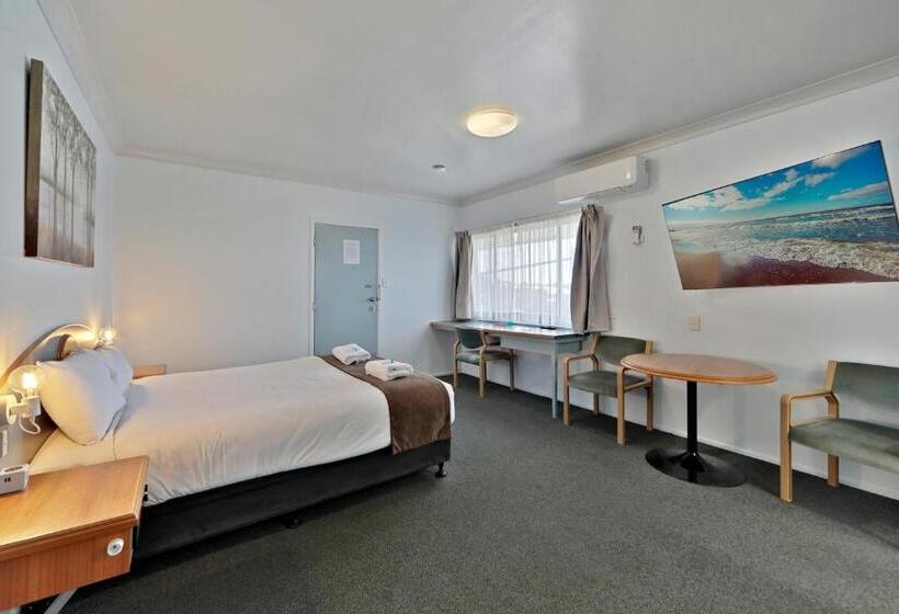 חדר דלוקס, Oscar Motel