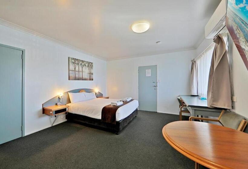 חדר דלוקס, Oscar Motel