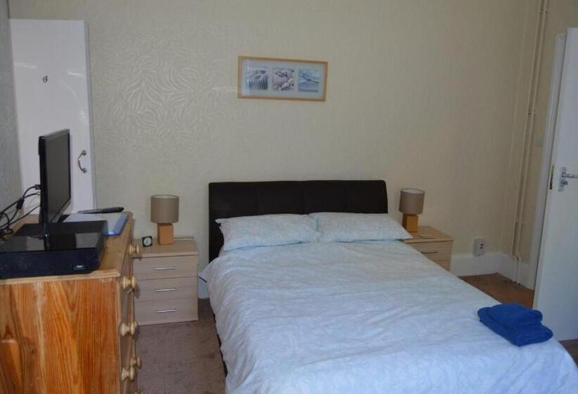 חדר משפחתי, The Chimes