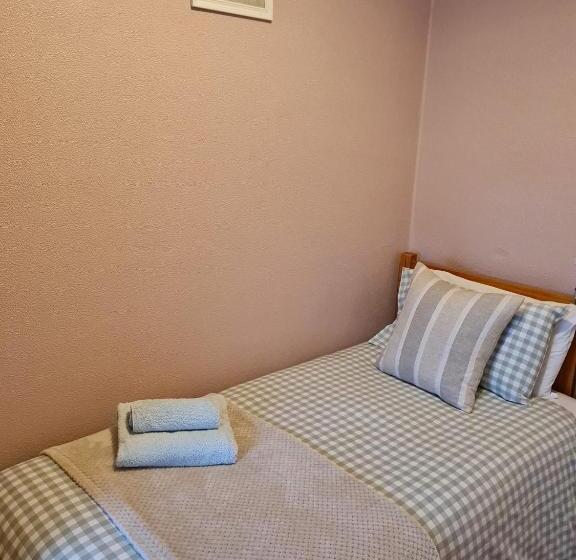 חדר סטנדרט יחיד, The Chimes