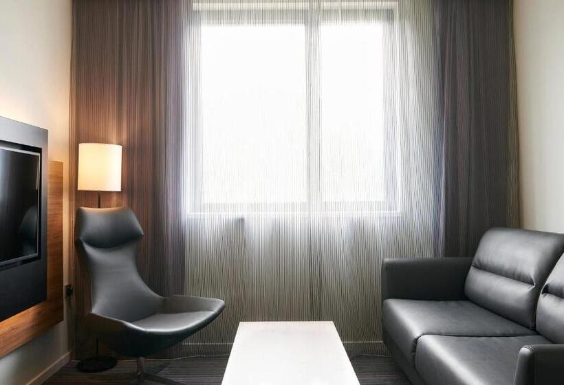 패밀리 룸, Moxy London Excel